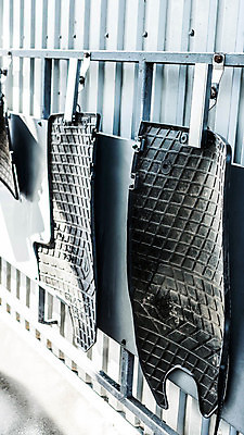 포토 JPG 해외이미지 자동차 매달리기 집게 야외 매트 청소 세차 먼지제거 발매트 해외포토 육상교통 모션 파일형식 이미지허브