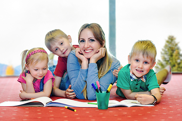 포토 JPG 해외이미지 백인 여자 교육 딸 행복 어린이 가족 놀이 엄마 휴식 바닥 주택 함께함 사람 소년 여러명 연필 카펫 유치원 기쁨 방 아기 기록 그림 리빙 걸음마 돌봄 해외포토 서양인 남자 감정 다수 컨셉 관계 모션 학용품 건물 필기구 파일형식 이미지허브