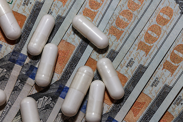 포토 JPG 해외이미지 스포츠 백그라운드 컨셉 지폐 돈 휴식 건강 병원 사람없음 치료 알약 약 달러 장비 흰색 바이러스 고급 보호 구매 질병 소프트포커스 약국 상쾌 예방 처방 조제 돌봄 마약 해외포토 감정 컬러 의학 모션 촬영기법 쇼핑 재산 만들기 파일형식 이미지허브