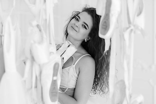 포토 JPG 해외이미지 백인 여자 흑백 실내 매달리기 한명 들기 사람 상반신 성인 옆모습 우아함 소프트포커스 발레 발레리나 토슈즈 성인여자한명만 해외포토 서양인 1 뷰포인트 신발 컨셉 모션 촬영기법 내부 춤 여자한명만 성인여자만 파일형식 이미지허브