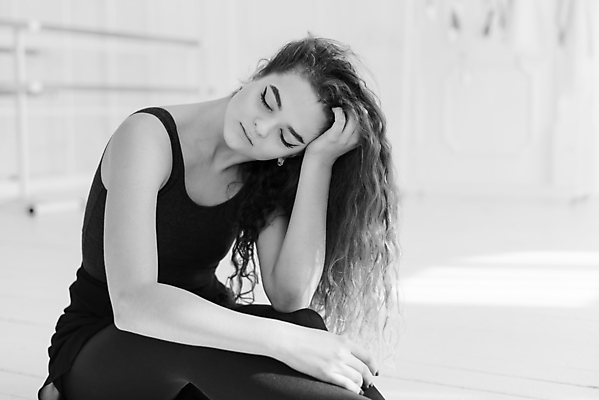 포토 JPG 해외이미지 백인 여자 흑백 실내 한명 사람 상반신 성인 옆모습 눈감음 발레 발레리나 발레복 성인여자한명만 해외포토 서양인 1 옷 뷰포인트 모션 촬영기법 내부 춤 여자한명만 성인여자만 파일형식 이미지허브