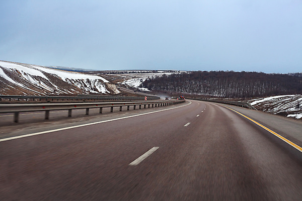 포토 JPG 해외이미지 구름 도로 겨울 하늘 사람없음 파란색 시골 숲 언덕 루트 방법 눈내림 해외포토 자연요소 계절 길 컬러 교통시설 눈_날씨 파일형식 이미지허브