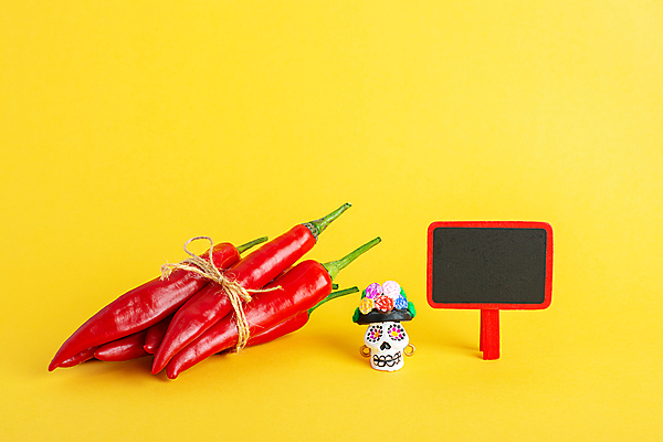 포토 JPG 해외이미지 전통 꽃 종교 문화 고추 멕시코 뼈 골격 사람없음 장미 노란색 파티 머리 축제 칠판 화환 미니어처 피규어 할로윈 추위 수확 죽음 뜨거움 악마 11월 히스패닉 10월 강렬 꼭두각시 민화 해골모형 좀비 카피스페이스 해외포토 식물 컬러 북아메리카 농업 채소 이벤트 신체부위 모형 공백 날짜 그림 파일형식 이미지허브