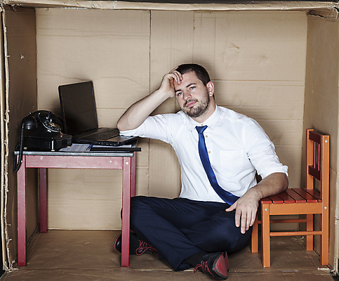 포토 JPG 해외이미지 전신 백인 남자 의자 탁자 한명 성인 앞모습 노트북 상자 사무실 업무 비즈니스맨 전화기 가부좌 갇힘 답답함 성인남자한명만 해외포토 서양인 1 뷰포인트 가구 비즈니스 모션 사람 앉기 전자제품 작업 직장인 감각 남자한명만 성인남자만 파일형식 이미지허브