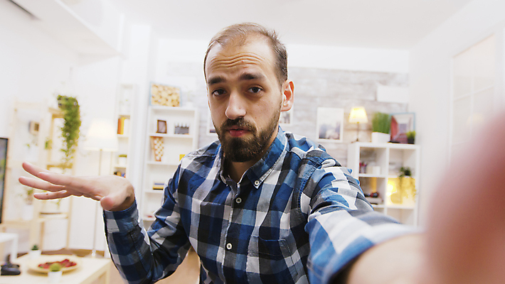 포토 JPG 해외이미지 남자 한명 들기 손짓 상반신 성인 앞모습 촬영 원근감 방송 촬영실 성인남자한명만 유튜버 해외포토 1 뷰포인트 모션 사람 공간 남자한명만 성인남자만 파일형식 크리에이터 이미지허브