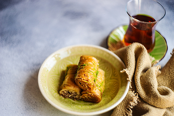 포토 JPG 해외이미지 음료 음식 유리 디저트 동양인 사람없음 식사 기쁨 빵집 마시기 달콤 맛 호두 칠면조 라마단 피스타치오 바클라바 튀르키예 해외포토 감정 아시아 컨셉 모션 재질 조류 인종 상점 견과류 파일형식 이미지허브