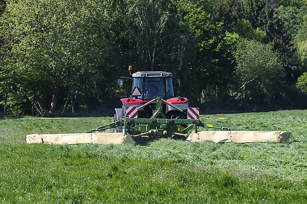 포토 JPG 해외이미지 나무 밭 농업 잔디 사람없음 빨간색 초록색 여름 기계 봄 장비 운전 수확 기구 도구 업무 자르기 네덜란드 트랙터 몬스터 해외포토 식물 계절 유럽 산업 컬러 모션 작업 농기계 특수차량 파일형식 이미지허브