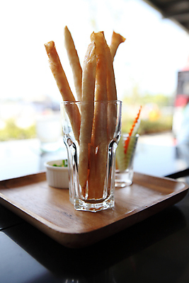 포토 JPG 해외이미지 잔 실내 사람없음 아웃포커스 튀김 담기 롤 나무쟁반 말이 해외포토 식기 음식 모션 쟁반 촬영기법 내부 목재 파일형식 이미지허브