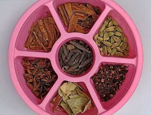 포토 JPG 해외이미지 전통 잎 재료 고추 파프리카 건조 건강 요리 사람없음 목재 장식 빨간색 초록색 갈색 검은색 흰색 신선 양념 사발 맛 약초 인도인 수집 허브 향신료 유기농 아로마 후추 카레 내추럴 고립 시나몬 해외포토 외국인 나무 식물 웰빙 음식 컬러 컨셉 채소 동양인 풀_식물 사기그릇 향미료 파일형식 이미지허브