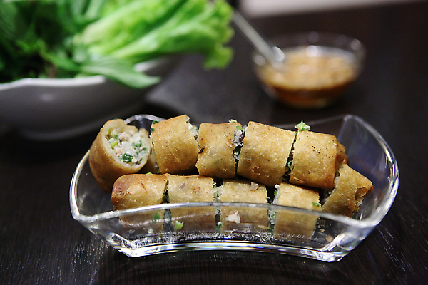 포토 JPG 해외이미지 검은배경 실내 사람없음 아웃포커스 중식 튀김 자르기 롤 말이 유리접시 해외포토 접시 음식 백그라운드 모션 촬영기법 내부 검은색 파일형식 이미지허브