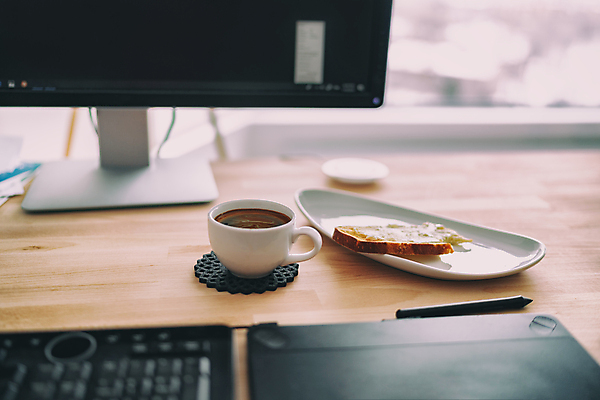 포토 JPG 해외이미지 커피 인터넷 비즈니스 아침 노동자 주택 기술 한명 그래픽 컵 컴퓨터 사무실 알약 펜 디지털 스크린 웹 키보드 업무 작업 바이러스 아침식사 작음 디자이너 사진사 책상 그림 예술가 토스트 멀리 온라인 블로거 소셜 프리랜서 가상 해외포토 주간 직업 1 식기 음료 빵 가구 사람 건물 전자제품 필기구 약 식사 크기 작가 파일형식 이미지허브