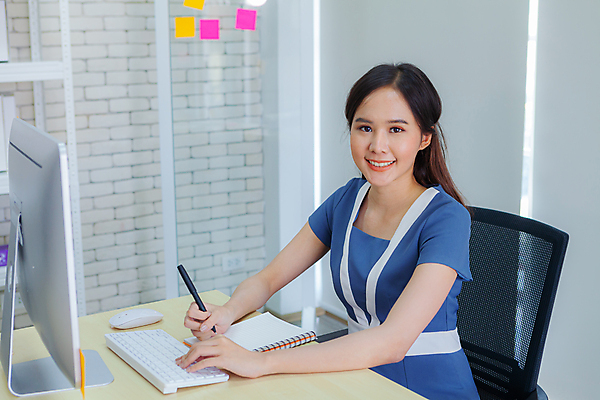 포토 JPG 해외이미지 직업 1 응시 옷 여자 행복 얼굴 백그라운드 비즈니스 사업가 성공 노동자 직장 한명 미소 사람 동양인 20대 성인 컴퓨터 사무실 우주 흰색 업무 비즈니스우먼 자신감 스마트 책상 경영자 비서 경영 고립 해외포토 시선 감정 컬러 가구 컨셉 회사 표정 인종 청년 신체부위 전자제품 작업 직장인 리더 파일형식 이미지허브