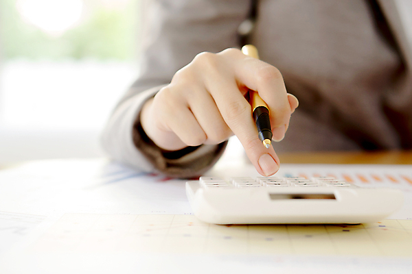 포토 JPG 해외이미지 직업 라이프스타일 손 여자 종이 컨셉 돈 회사 비즈니스 통계 탁자 성공 설계 주택 직장 사람 사람없음 금융 경제 사무실 펜 저축 계산기 업무 계산 책상 보고서 투자 회계 세금 수입 예산 경제학 회계사 카피스페이스 해외포토 교육 가구 문구용품 건물 생활 신체부위 필기구 공백 장비 작업 재산 파일형식 이미지허브