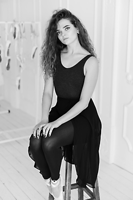 포토 JPG 해외이미지 전신 백인 여자 흑백 실내 한명 사람 앉기 성인 우아함 발레 발레리나 발레복 성인여자한명만 해외포토 서양인 1 옷 컨셉 모션 촬영기법 내부 춤 여자한명만 성인여자만 파일형식 이미지허브