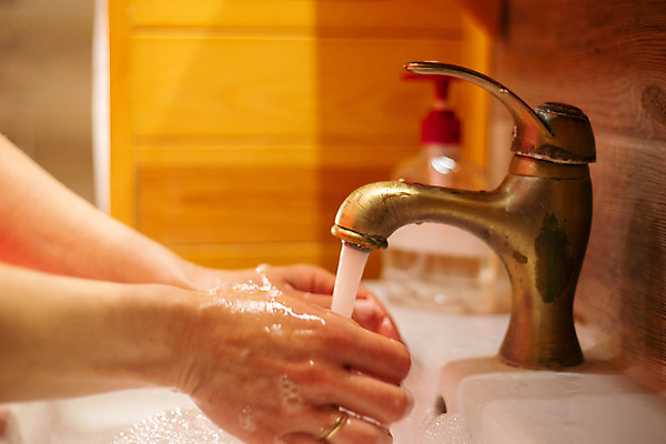 포토 JPG 해외이미지 손 어린이 신체 건강 관리 사람 사람없음 물 목욕 거품 젖음 욕실 액체 씻기 빨래 청소 싱크대 수도꼭지 비누 돌봄 위생관리 해외포토 자연요소 가사 모션 신체부위 위생용품 청결 개수대 파일형식 이미지허브