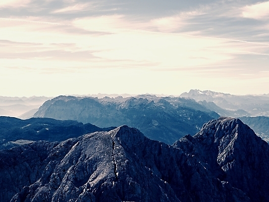 포토 JPG 해외이미지 모양 실루엣 자연 아침 산 파노라마 풍경 사람없음 파란색 빛 일출 골짜기 계곡 어둠 침묵 황혼 일몰 이탈리아 새벽 안개 고독 정상 순수 산등성이 알프스 윤곽 청록색 웅장함 절정 조감도 수평선 카피스페이스 해외포토 주간 자연요소 감정 유럽 컬러 컨셉 날씨 촬영기법 노을 소리 공백 생태계 파일형식 이미지허브