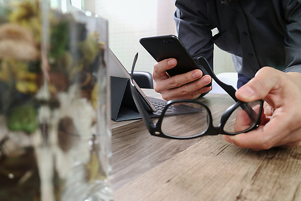 포토 JPG 해외이미지 아이콘 손 백그라운드 컨셉 인터넷 비즈니스 통신 모바일 사람없음 목재 노트북 스마트폰 쇼핑 컴퓨터 글로벌 스크린 웹 업무 비즈니스맨 네트워크 신용카드 작업실 구매 연결 디자이너 고객 스마트 책상 서비스 보안 전자 소매 온라인 전자상거래 마케팅 소셜 채널 해외포토 나무 직업 남자 가구 재료 안전 신체부위 금융 전자제품 핸드폰 스마트기기 작업 직장인 파일형식 이미지허브