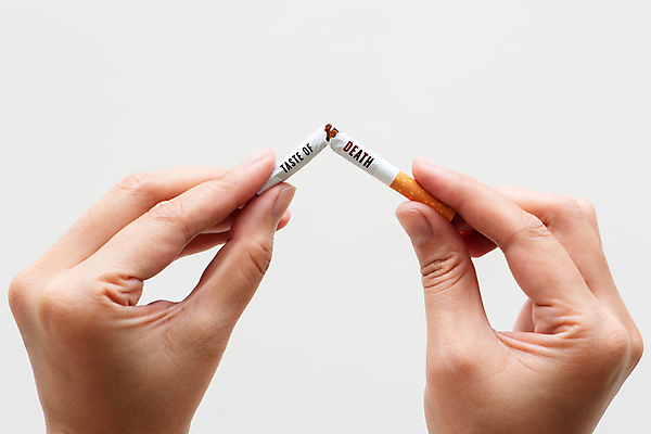 포토 JPG 해외이미지 라이프스타일 손 백그라운드 건강 들기 신체부위 건강관리 자르기 흰배경 금연 담배꽁초 해외포토 캠페인 모션 담배 관리 사람 생활 흰색 사회이슈 파일형식 이미지허브