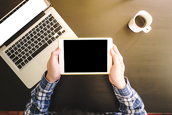 포토 JPG 해외이미지 손 남자 커피 백그라운드 인터넷 비즈니스 통신 손가락 탁자 아침 성인 사람없음 컵 노트북 빛 컴퓨터 우주 스크린 모니터 검은색 공백 장비 업무 네트워크 휴대용 책상 구성 해외포토 주간 식기 음료 컬러 가구 사람 신체부위 전자제품 작업 오브젝트 파일형식 이미지허브