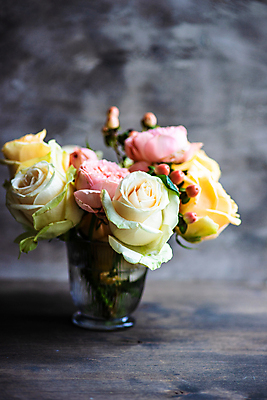 포토 JPG 해외이미지 회색배경 사람없음 아웃포커스 장미 꽃병 해외포토 꽃 백그라운드 촬영기법 회색 파일형식 이미지허브