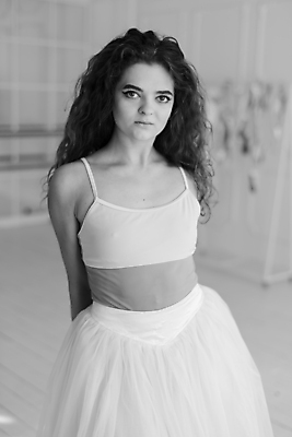 포토 JPG 해외이미지 백인 응시 여자 흑백 실내 한명 사람 상반신 성인 앞모습 우아함 발레 발레리나 발레복 성인여자한명만 해외포토 서양인 1 시선 옷 뷰포인트 컨셉 촬영기법 내부 춤 여자한명만 성인여자만 파일형식 이미지허브