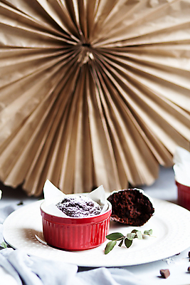 포토 JPG 해외이미지 모양 식기 접시 음식 백그라운드 컨셉 재료 디저트 건강 사탕 요리 사람없음 컵 빨간색 갈색 주방 초콜릿 빵집 장비 회색 흰색 도자기 사발 달콤 맛 작음 설탕 컵케이크 굽기 먹기 준비 흰배경 냅킨 머핀 레시피 곰팡이 방법 백자 캐서롤 페스츄리 핸드메이드 해외포토 빵 컬러 모션 케이크 상점 용기_그릇 사기그릇 크기 구이 파일형식 이미지허브