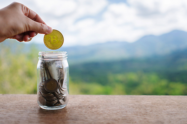 포토 JPG 해외이미지 주간 손 지폐 유리병 들기 야외 아웃포커스 신체부위 동전 잡기 금화 넣기 가상화폐 해외포토 자연요소 돈 모션 병_용기 촬영기법 사람 황금 파일형식 이미지허브