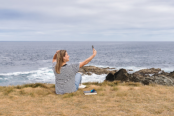포토 JPG 해외이미지 백인 라이프스타일 공원 여자 행복 감정 파도 바다 통신 모바일 한명 앉기 야외 스마트폰 스크린 표현 연결 발사 흥분 패드 땅바닥 셀프 의사소통 해외포토 서양인 1 공공시설 모션 바닥 사람 생활 핸드폰 스마트기기 파일형식 이미지허브