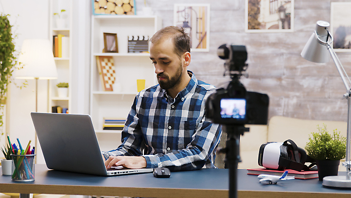 포토 JPG 해외이미지 남자 화초 액자 책장 한명 상반신 성인 옆모습 노트북 카메라 촬영 스탠드 타이핑 마우스 책상 방송 촬영실 성인남자한명만 유튜버 해외포토 식물 1 뷰포인트 가구 조명 사람 전자제품 컴퓨터용품 공간 남자한명만 성인남자만 파일형식 크리에이터 이미지허브