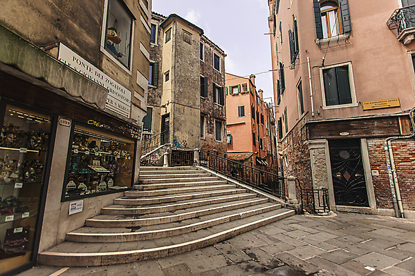 포토 JPG 해외이미지 주간 유럽풍경 유럽건축 사람없음 야외 건물 계단 상점 이탈리아 골목길 베네치아 해외포토 자연요소 건축물 유럽 길 서양건축 풍경 파일형식 이미지허브