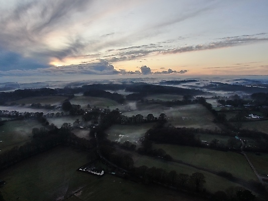 포토 JPG 해외이미지 나무 영국 잉글랜드 안테나 풍경 사람없음 안개 시골 드론 해외포토 식물 유럽 통신 날씨 파일형식 이미지허브