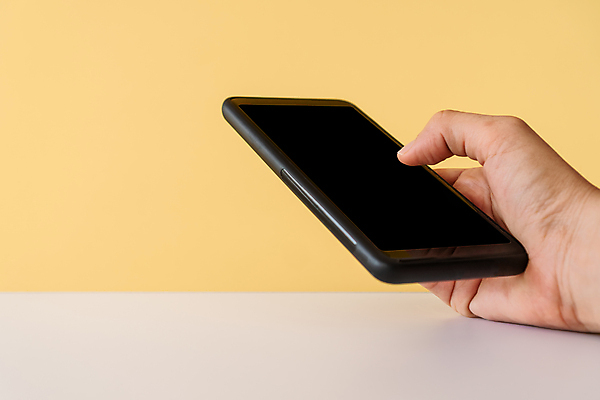 포토 JPG 해외이미지 손 모바일 실내 들기 신체부위 스마트폰 터치 노란배경 해외포토 백그라운드 모션 사람 내부 핸드폰 스마트기기 노란색 파일형식 이미지허브