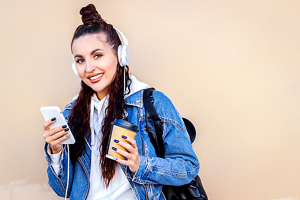 포토 JPG 해외이미지 백인 모델 학생 여자 얼굴 음악 텍스트 갈색머리 미소 사람 사람없음 10대 여름 스마트폰 우주 헤드폰 긍정 스타일 카피스페이스 해외포토 서양인 헤어스타일 계절 음향기기 컨셉 청소년 문화예술 표정 신체부위 핸드폰 스마트기기 공백 파일형식 이미지허브