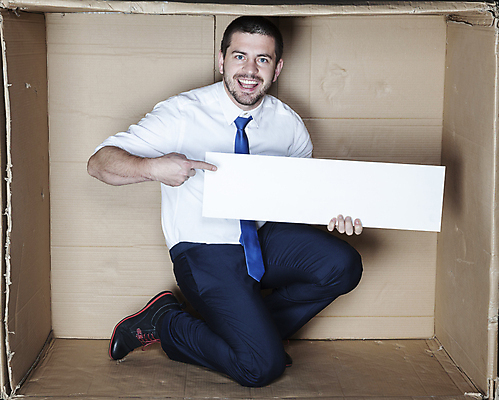 포토 JPG 해외이미지 전신 백인 남자 한명 들기 성인 앞모습 상자 사무실 비즈니스맨 갇힘 답답함 성인남자한명만 카피스페이스 해외포토 서양인 1 뷰포인트 비즈니스 모션 사람 공백 직장인 감각 남자한명만 성인남자만 파일형식 이미지허브