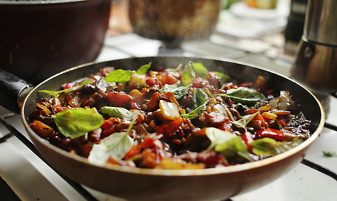 포토 JPG 해외이미지 실내 요리 사람없음 아웃포커스 프라이팬 굽기 바질 건강식 해외포토 음식 주방용품 촬영기법 내부 구이 파일형식 이미지허브