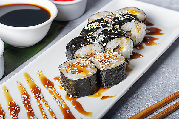 포토 JPG 해외이미지 접시 회색배경 실내 사람없음 초밥 간장 종지 깨 김초밥 나무젓가락 일본음식 해외포토 그릇 식기 음식 백그라운드 식재료 젓가락 내부 회색 양념 조미료 파일형식 이미지허브