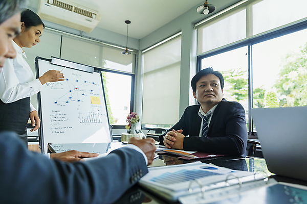 포토 JPG 해외이미지 백인 직업 여자 남자 회사 비즈니스 사업가 통신 탁자 회의 협력 설계 노동자 아이디어 직장 대화 사람 세명 노트북 컴퓨터 사무실 방 듣기 작업 비즈니스맨 비즈니스우먼 발표 그룹 계획 연결 대표 토론 동료 경영자 경영 세미나 프로젝트 브레인스토밍 해외포토 서양인 가구 컨셉 관계 모션 말하기 전자제품 직장인 리더 파일형식 이미지허브
