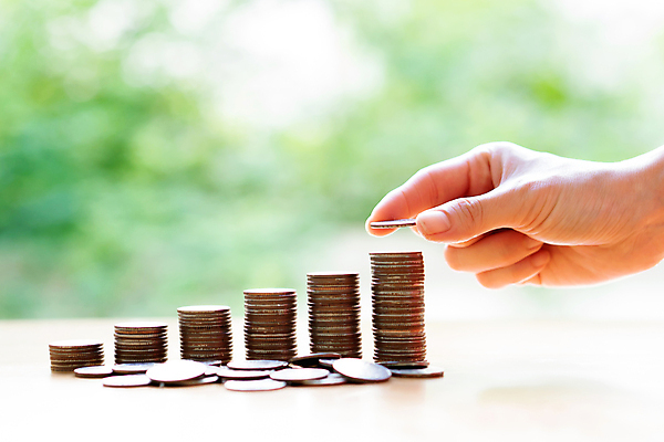 포토 JPG 해외이미지 직업 손 백그라운드 컨셉 돈 비즈니스 태국 탁자 아이디어 사람없음 신체부위 가로 금융 쌓기 동전 저축 성장 재산 소프트포커스 배열 주기 투자 흙더미 해외포토 아시아 가구 모션 촬영기법 사람 경제 흙 파일형식 더미 이미지허브