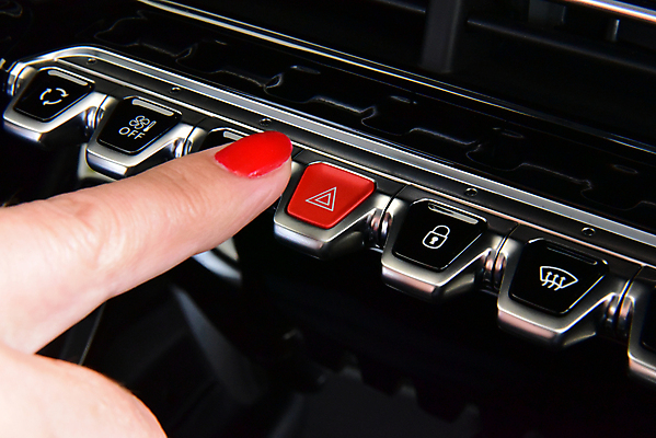 포토 JPG 해외이미지 아이콘 손 여자 백그라운드 손가락 교통시설 자동차 실내 경고 안전 사람없음 내부 빨간색 빛 장비 긴급 도움 판넬 지시 위험 사건 고장 심볼 사인 신호 공포 언론 시스템 문제 스위치 경보 계기판 그만 자동 제어 주목 해외포토 육상교통 컬러 교통 컨셉 모션 사람 신체부위 시설 파일형식 이미지허브