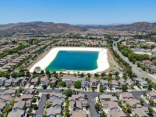 포토 JPG 해외이미지 외관 호수 음료 자연 하늘 지붕 주택 풍경 잔디 사람없음 초록색 물 파란색 환경 미국 힘 재활용 에너지 저수지 도시 재산 땅 투자 캘리포니아 지역 커뮤니티 이웃 대출 개발 교외 뒤뜰 조감도 진짜 스타일 해외포토 자연요소 식물 컬러 북아메리카 비즈니스 건물 금융 친환경 생태계 파일형식 이미지허브