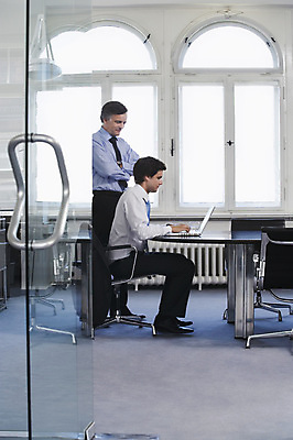 포토 JPG 해외이미지 전신 백인 직업 남자 중년 의자 비즈니스 통신 탁자 협력 설계 실내 서기 사람 앉기 성인 두명 옆모습 30대 사무실 문 작업 도움 비즈니스맨 집중 동료 회의실 옷입기 중년남자만 해외포토 서양인 뷰포인트 가구 컨셉 관계 모션 내부 장년 직장인 남자만 중년만 파일형식 이미지허브