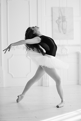 포토 JPG 해외이미지 전신 백인 여자 흑백 실내 한명 서기 사람 성인 옆모습 춤 우아함 발레 발레리나 발레복 성인여자한명만 해외포토 서양인 1 옷 뷰포인트 컨셉 모션 문화예술 촬영기법 내부 여자한명만 성인여자만 파일형식 이미지허브