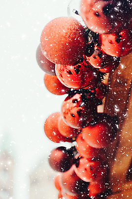 포토 JPG 해외이미지 전통 디자인 계절 크리스마스 공 추상 휴가 선물 사람없음 장식 빨간색 세로 빛 흰색 축하 원형 눈송이 소프트포커스 오브젝트 블러 여의주 줄서기 해외포토 도형 기념일 컬러 컨셉 무늬 모션 눈_날씨 촬영기법 파일형식 이미지허브