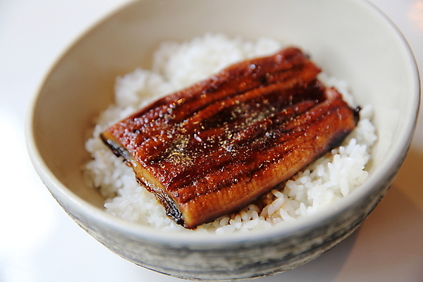 포토 JPG 해외이미지 젓가락 밥 따뜻함 사람없음 해물요리 뜨거움 사발 장어 해외포토 음식 수저 어류 사기그릇 해산물 파일형식 이미지허브