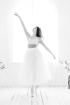 포토 JPG 해외이미지 전신 백인 여자 흑백 실내 한명 서기 사람 성인 앞모습 손들기 춤 우아함 발레 발레리나 발레복 성인여자한명만 해외포토 서양인 1 옷 뷰포인트 컨셉 모션 문화예술 촬영기법 내부 여자한명만 성인여자만 파일형식 이미지허브