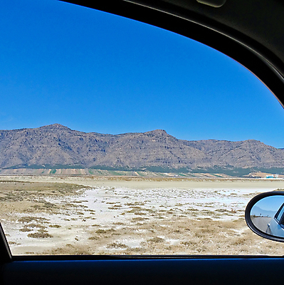 포토 JPG 해외이미지 도로 여행 창문 자동차 자연 하늘 산 건조 풍경 사람없음 여름 파란색 여행객 거울 사막 자유 시골 황무지 황금 언덕 칠면조 비포장도로 이국적 해외포토 계절 길 육상교통 컬러 컨셉 교통시설 조류 사람 생태계 파일형식 이미지허브