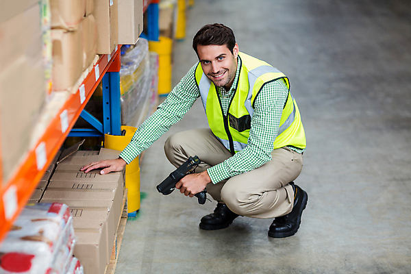포토 JPG 해외이미지 전신 백인 남자 노동자 실내 한명 들기 20대 성인 앞모습 옆모습 상자 업무 웅크림 물류창고 스캐너 성인남자한명만 해외포토 서양인 직업 1 뷰포인트 모션 사람 청년 내부 작업 창고 남자한명만 성인남자만 파일형식 이미지허브