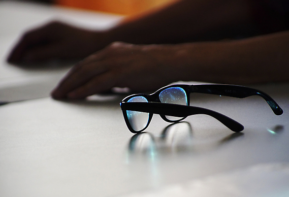 포토 JPG 해외이미지 안경 백그라운드 비즈니스 탁자 프레임 사람없음 목재 책 빨간색 파란색 노트북 컬러풀 선글라스 사무실 유행 흰색 보호 책상 고립 스타일 해외포토 나무 잡화 컬러 가구 컨셉 재료 전자제품 파일형식 이미지허브