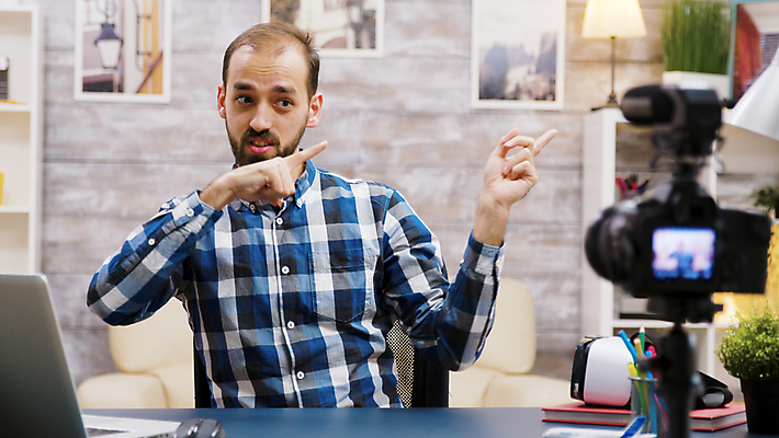 포토 JPG 해외이미지 남자 화초 액자 책장 한명 상반신 성인 앞모습 책 노트북 카메라 촬영 가리킴 마우스 책상 방송 촬영실 성인남자한명만 유튜버 해외포토 식물 1 뷰포인트 가구 사람 손짓 전자제품 컴퓨터용품 공간 남자한명만 성인남자만 파일형식 크리에이터 이미지허브