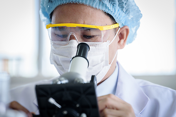 포토 JPG 해외이미지 응시 남자 현미경 실험 한명 사람 동양인 성인 실험실 과학자 성인남자한명만 해외포토 직업 1 시선 과학 실험기구 인종 학자 남자한명만 성인남자만 파일형식 이미지허브